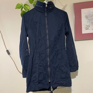 Water resistant light jacket - adjustable